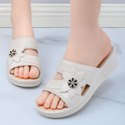 Lady's New Fashionable slippers for Summer Casual Wear, Suitable for Daily Use and Providing Good slip Resistance.