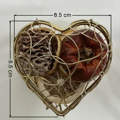 New Arrival Handmade Mini Metal Wire Heart Shape Gift Basket Iron Storage Basket for Home Decoration Chocolate Container Package
