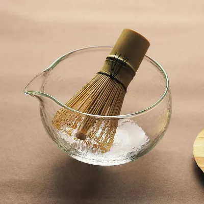 Japanese-style Borosilicate Glass Matcha Bowl with Pouring Spout Hammered Texture, Suitable for Cold Brewing and Tea Decanting.