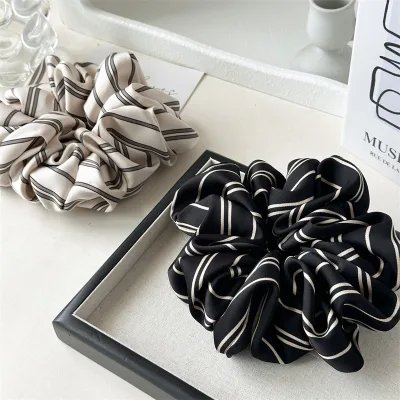 Flower-embellished hairbands for women and girls, vintage elastic rubber hairbands, ponytail hairbands, headwear.