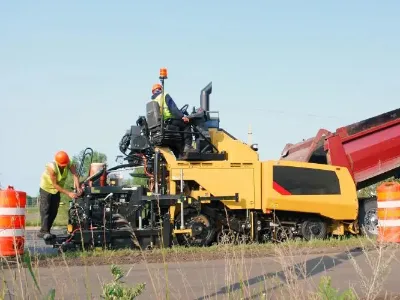 Industrial Asphalt Paving Machine AP555F Asphalt Paver 5.5m Working Width 305mm Thickness for Highway Resurfacing