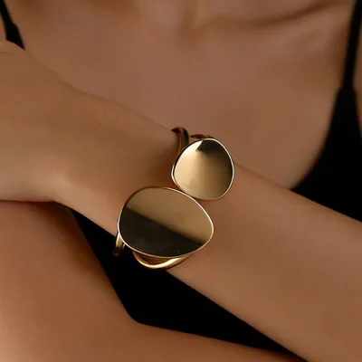 Wholesale of cross-border, exaggerated and personalized, asymmetrically sized oval women's bracelets with smooth alloy and a