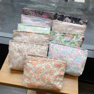New Retro Embossed Flower Makeup Bag Large Capacity Canvas Bag High Quality Women's Makeup Bag for Outings
