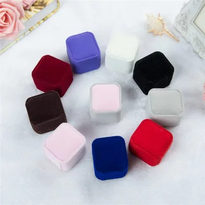 Elegant Black Red Velvet Jewelry Box Custom Logo Patterned Square Storage for Necklaces Earrings Rings Fashionable Package