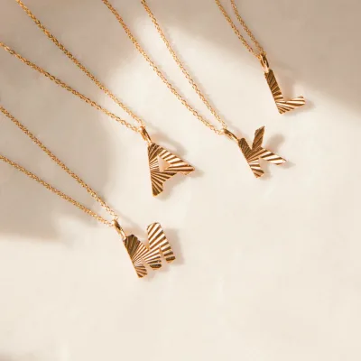 EManco Classic Stainless Steel Initial Pendant Necklace Strand Lot Flower Alphabet Accessory Name Necklace for Birthday Gift