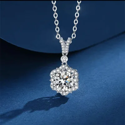 The new white and gold dreamy snowflake necklace from Douyin Live is a classic and versatile pendant women's collarbone chain