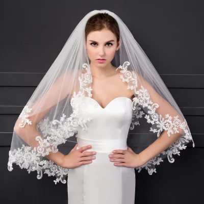 2025 New Two-Tier Embroidered Floral Lace Bridal Veil with Metal Hair Comb Short Handmade Wedding Veil Wedding Headpiece