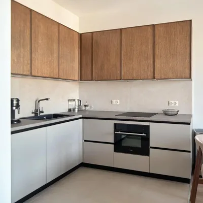Custom L Shaped Wooden Kitchen Cabinet Handless Design Soft Close Drawer Base Cabinet for Apartment Residential Kitchen Project