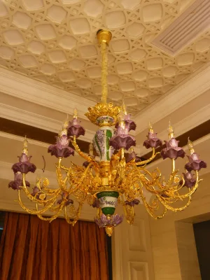 Luxury European Style Casting Brass Electroplated Gold Embossed Ceramic Floral Decoration Indoor Villa Living Room Pendant Light
