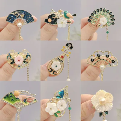 Vintage-style Pipa Alloy Brooch Pearl Plating Subtly Luxurious Exquisitely Crafted Delicate Floral Corsage Pin for Women's