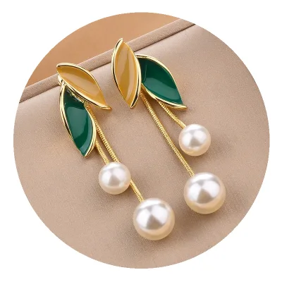 Fashion Clip-on Earrings No Piercing Pearl Leaf Tassel Earrings Gold Plated Enamel Leaf Ear Clip Earrings Ear Clip for Womens