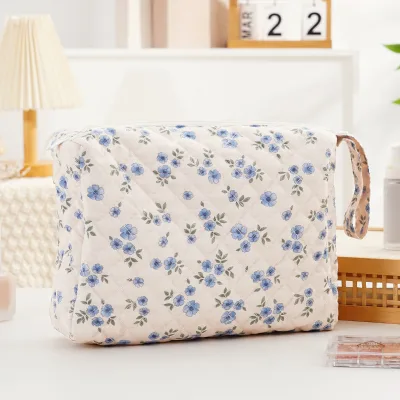Woman Fashionable Cosmetic Bag for Travel Stylish Customization Multiple Use Wash Bag Portable Small Mommy Bag
