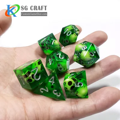 Stock Hot Sell Hand Made Green Effect Polyhedral Acrylic Dices 7pcs D20 Dnd Resin Skull Dice Set