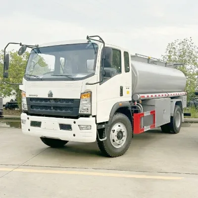 Euro 3 HOWO 4*2 fuel dispenser truck diesel gaso crude oil small oil bowser truck Export