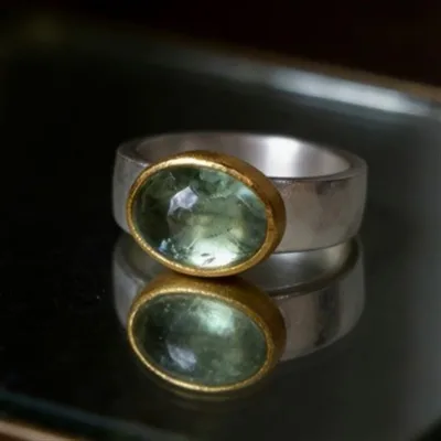 The light green oval geometric ring is a simple, fashionable and versatile for women, a popular Instagram-style index finger