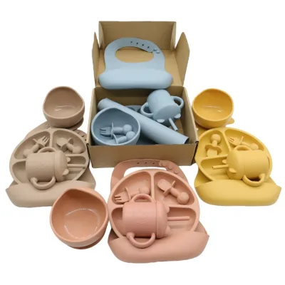 Bear-Shaped Silicone Bib Divided Tray Placemat Baby Feeding Utensil Set Including Bowl Fork Spoon Sippy Cup Food-Grade Materials