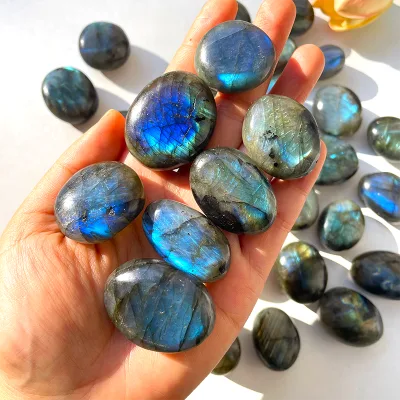 Wholesale High Quality Natural Strong Flash Crystal Tumbled Labradorite Palm Stone for Healing
