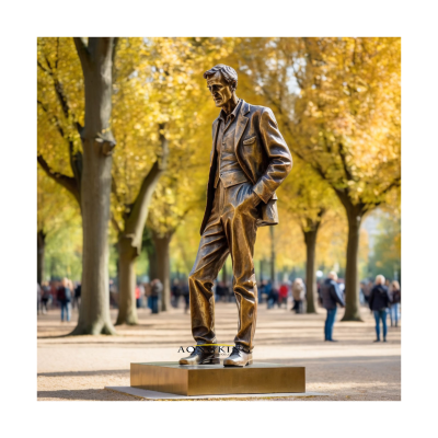 Bronze Figure Sculpture Metal Crafts Famous Figure Sculpture Outdoor Garden Sculpture