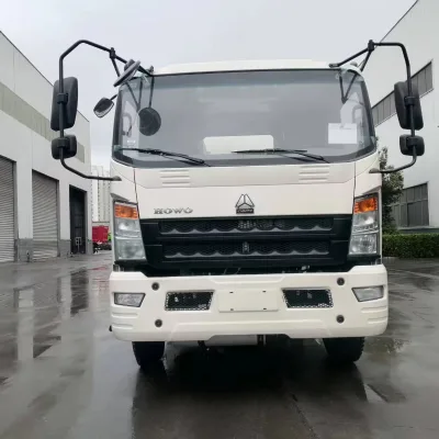 SINOTRUK 4X2 refueling tank truck 3000L Capacity Light Commercial Truck With Air Condition Single Bed Cab