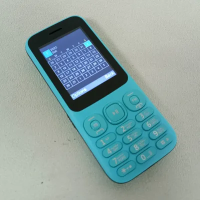 2G GSM Cheap Phone in Guangzhou Phones From China Gsm Mobile Metal Body 3 Sim Low Price 4 Feature Blu 2.4Inch Cellphone