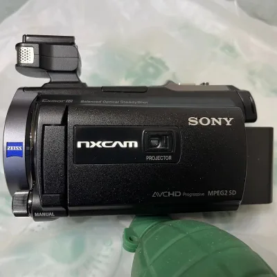 Professional HXR-NX30C 10x Exmor R CMOS Full HD Digital Camcorder with F/1.8-f/3.4 Aperture and Nightshot