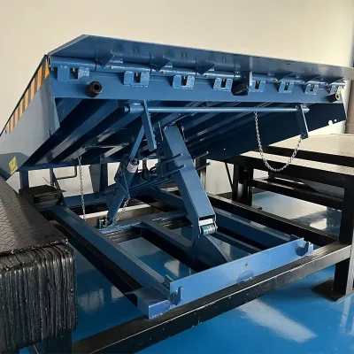 Saduqi DL- Hydraulic Dock Leveler with Anti-Slip Platform for Warehouse and Truck Loading