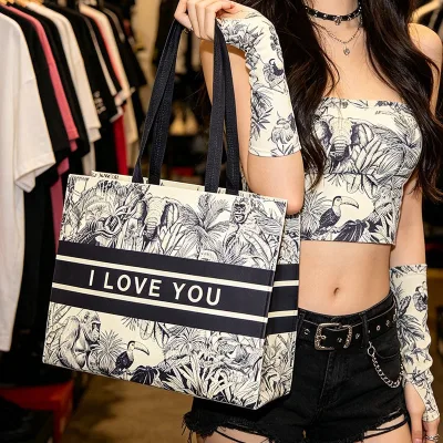 High-end Custom Non-woven Bag Clothing Stores Red Tote Eco-friendly Shopping Bagsturdy Durable Carrying Clothes Love Flower I