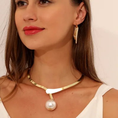 Trendy New Exaggerated Metal Collar Elegant Pearl Necklace Simple Clavicle Necklace