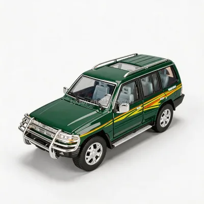 1:18 Classic Pajero Alloy Car Model With Sound and Light Pullback Doors Open Toy Display Gift Collection Car Model Diecast Toys
