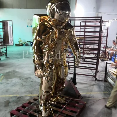 Outdoor Shopping Mall Decoration Electroplating Astronaut Sculpture Fiberglass Astronaut Figure