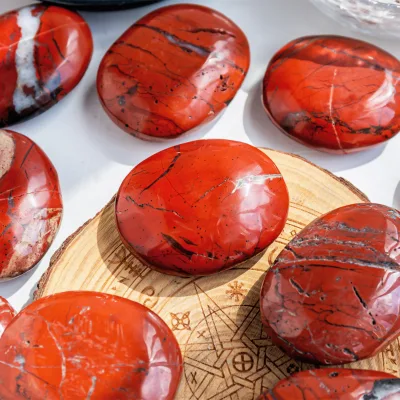 New Polished Red Jasper Palm Stone Reiki Gemstone Natural Healing Red Jasper Crystal for Home Decoration
