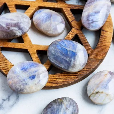 Wholesale YINGLAI Natural Crystal Fengshui Healing Stones Moonstone Palm Stone Round Polished Love 1kg MOQ
