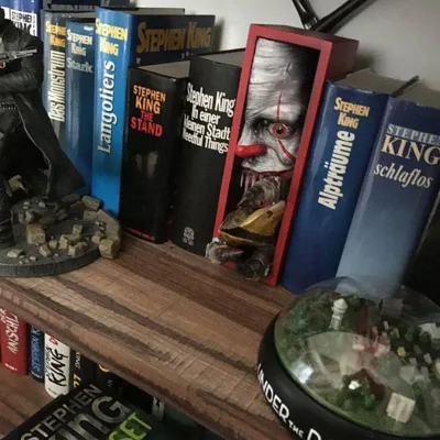 Peeping Monster Built-in Creative Bookend and Corner Decor for Custom Home Desk Stands Scary Revived Clown Resin Statue