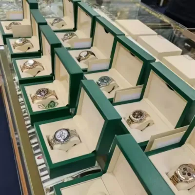 Factory wholesale of various luxury designer replica mechanical watches, complete with original green boxes.