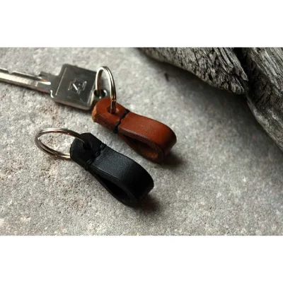 Custom Luxury Light Retro Eco-Friendly Hot Press Genuine Leather Keychain Embossed Pattern Durable Snap Button Keyring Accessory