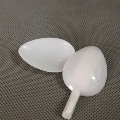 2.5ml 5ml Plastic PP Leaf Shape White Measuring Spoon with Scale Scoop