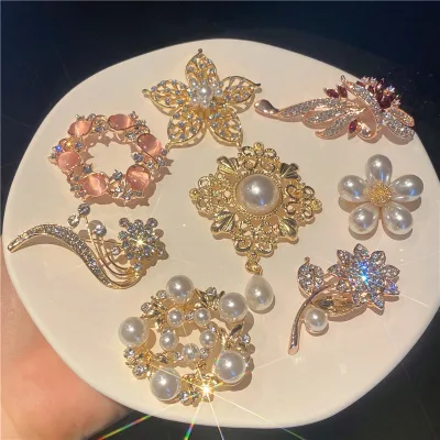 Vintage Luxury Pearls Crystal Butterfly Brooch Elegant Pearl Diamonds Cute Cardigan Sweater Pin Brooch