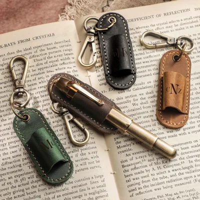 AIGUONIU Vintage Portable Laser Engraved Brass Keychain Double-Sided Oval Leather 7.3x5.5x2.3cm 18G Custom Logo Car Key Ring