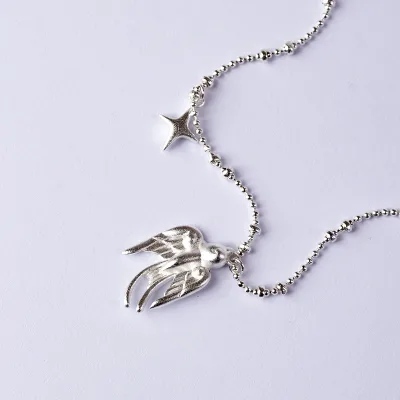 Women Vintage Swallow Star Pendant Necklace Silver Bead Chain Fashion Bird Charm Necklace Daily Wear Jewelry Gift for Lady