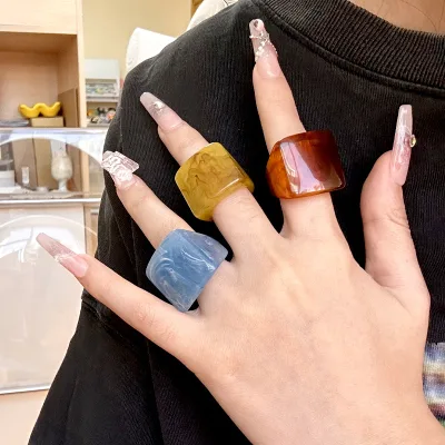 New Arrive Retro Geometric Square Resin Ring Popular European Fashion Halo Ring for Anniversaries Made of Plastic Ring
