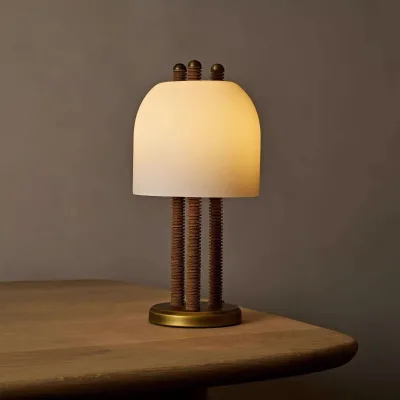 Retro Leather Table Lamp, Minimalist Style, Suitable for Bedrooms, Living Rooms, Studies, Hotels, Glass Showrooms, and Offices.