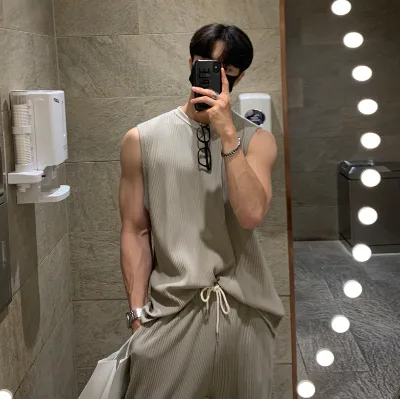 Men's Korean Fashion Brand Summer Sleeveless T-Shirt Vest Solid Color Casual Breathable Pleated Waistcoat Suit for Sports