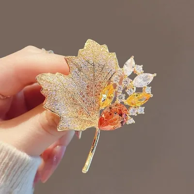 Luxury Crystal Zircon Maple Leaf Brooch for Women Shiny Rhinestone Tulip Flower Brooches Pin Banquet Wedding Party Charm Jewelry