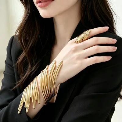 New cross-border European and American exaggerated design wing bracelet, geometric exaggerated light luxury simple open