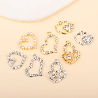 SC Hot Sale Stylish Heart Jewelry Accessories Trendy Pearl Heart Charms Vintage Hollow Diamond Heart Pendants for Women