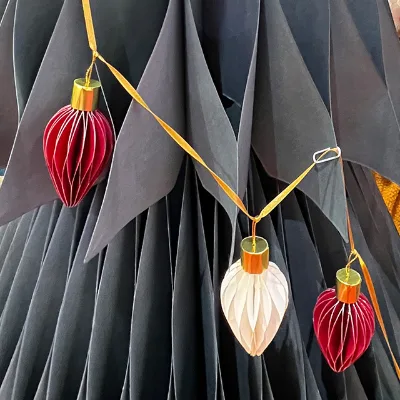 Modern High Quality Popular Paper Hanging Ornaments Light Bulb Shape Customized Color Laser Cut Handmade Christmas Decorations