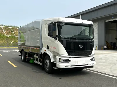 Yuxi Heavy Duty Engine-Powered 4x2 Drive Washing Sweeping Truck Pump Motor 276kWh Battery Euro 6 Emission Sanitation Vehicle