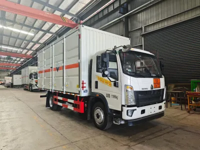 Hot-selling Factory-direct Price, Sinotruk Howo Van, Suitable for Class 8 Corrosive Substances, Right-side Dual Doors.