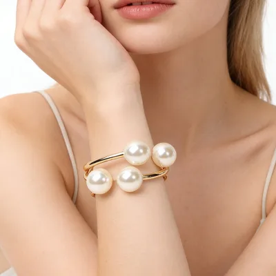 Gentle and elegant, high-quality pearl bracelet, a versatile design accessory for women, an Instagram niche, simple and