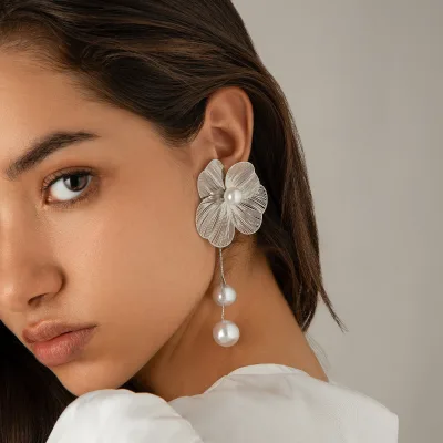 Wholesale Sweet Versatile Textured Ginkgo Flower Stud Earrings Glossy Floral Pearl Drop Tassel Earrings Jewelry for Women